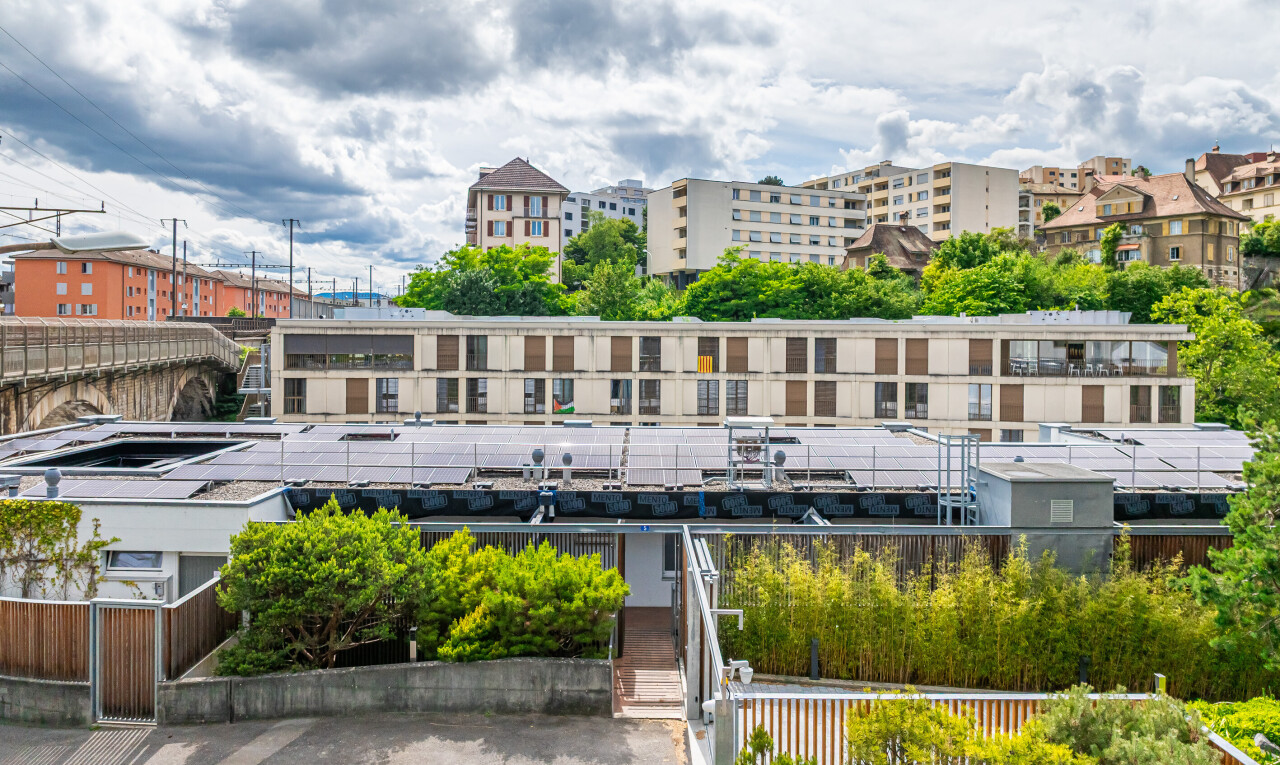 extérieur du bâtiment avec power lines view