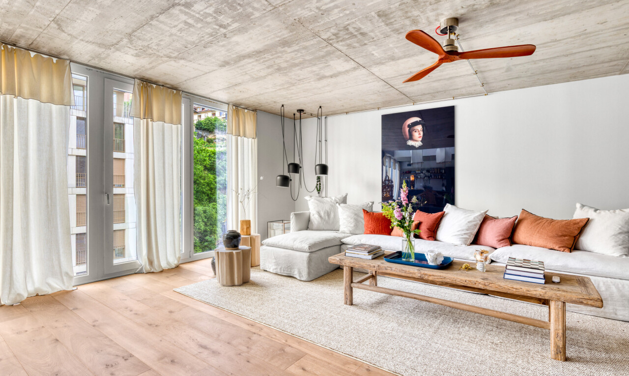 salon avec wood finish floor, sol en finition bois, natural light, lumière naturelle, et inside property