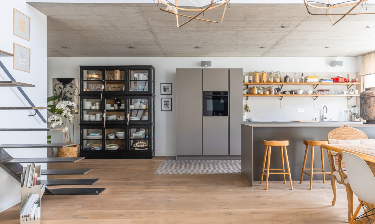 küche mit holzfußboden, wood finish floor, inside property, offene regale, und open shelves