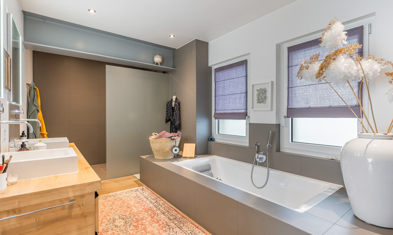 salle de bains avec bain, salle de bain complète, double vasque, light floor, et lumière naturelle