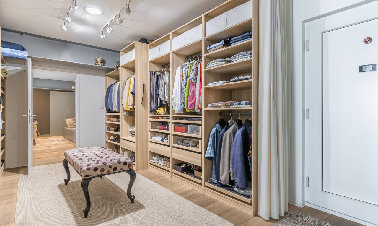 dressing avec wood finish floor, sol en finition bois, et light floor