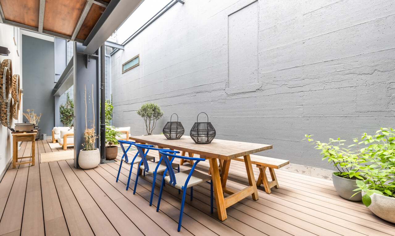 terrasse avec coin repas extérieur, terrasse, et from property