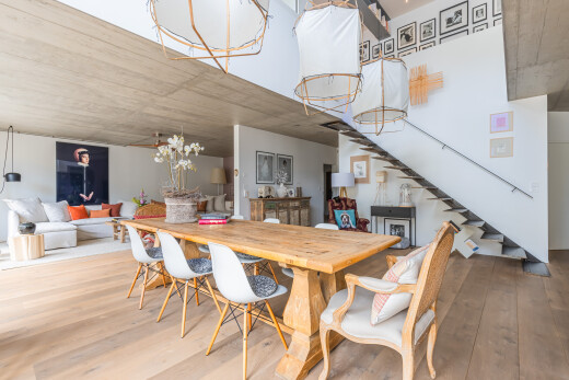 salle à manger avec sol en finition bois, wood finish floor, inside property, lustre remarquable, et cloison sèche