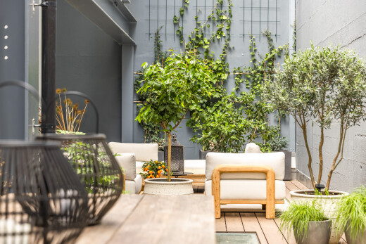 terrasse avec espace de vie extérieur et from property