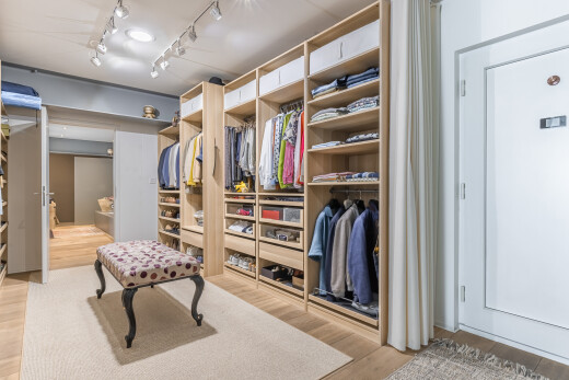 dressing avec wood finish floor, sol en finition bois, et light floor