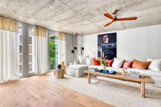 salon avec wood finish floor, sol en finition bois, natural light, lumière naturelle, et inside property