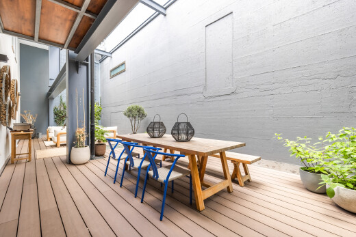 terrasse avec coin repas extérieur, terrasse, et from property