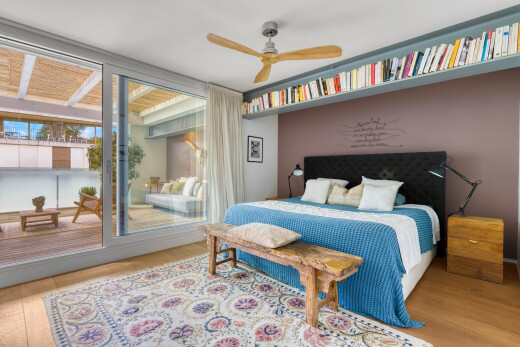 chambre avec inside property, drywall, cloison sèche, accès à l'extérieur, et wood finish floor