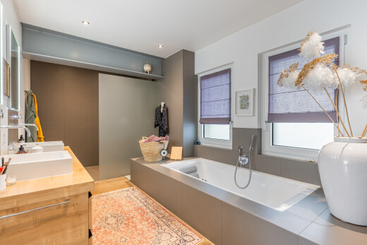 salle de bains avec bain, salle de bain complète, double vasque, light floor, et lumière naturelle