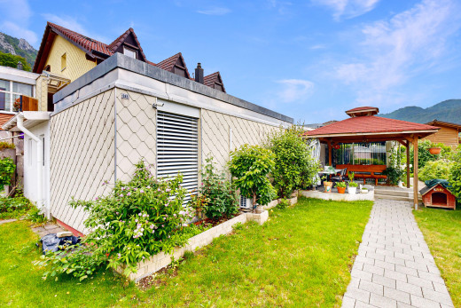 äußeresraum mit rasen, pavillon, und blick auf die berge