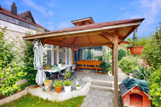 außenansicht mit terrasse und pavillon