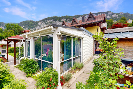 außenansicht mit blick auf die berge und wintergarten