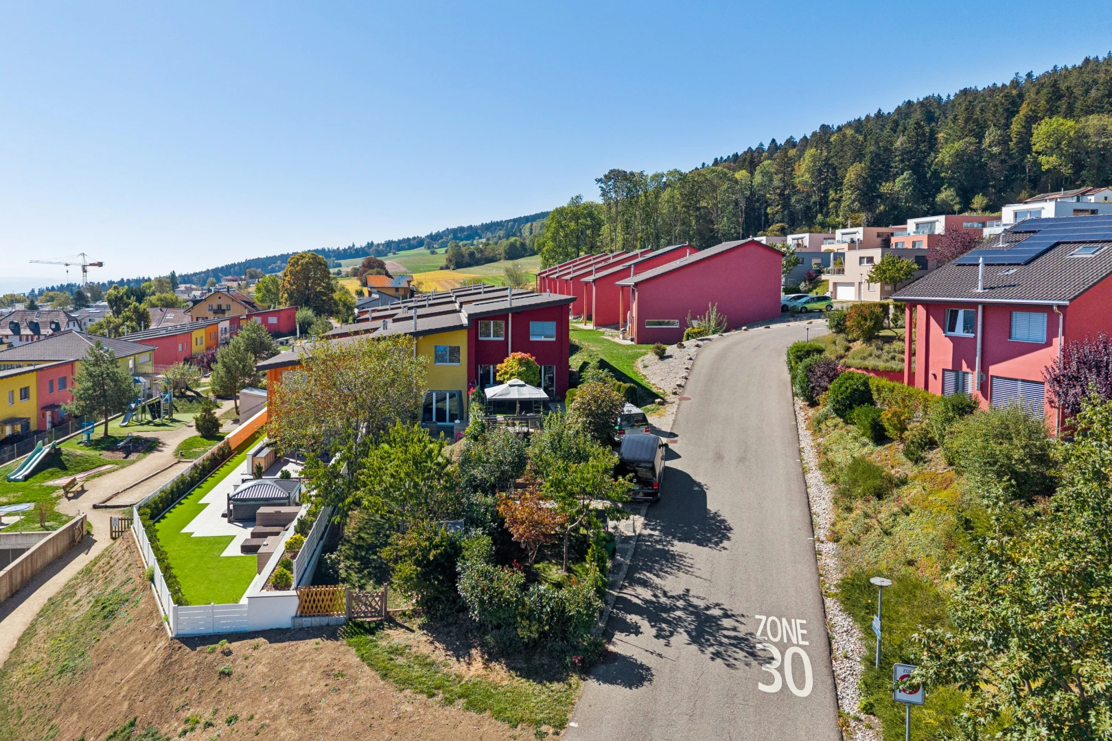 extérieur du bâtiment avec drone view, residential view, vue résidentielle, day time, et neighborhood view