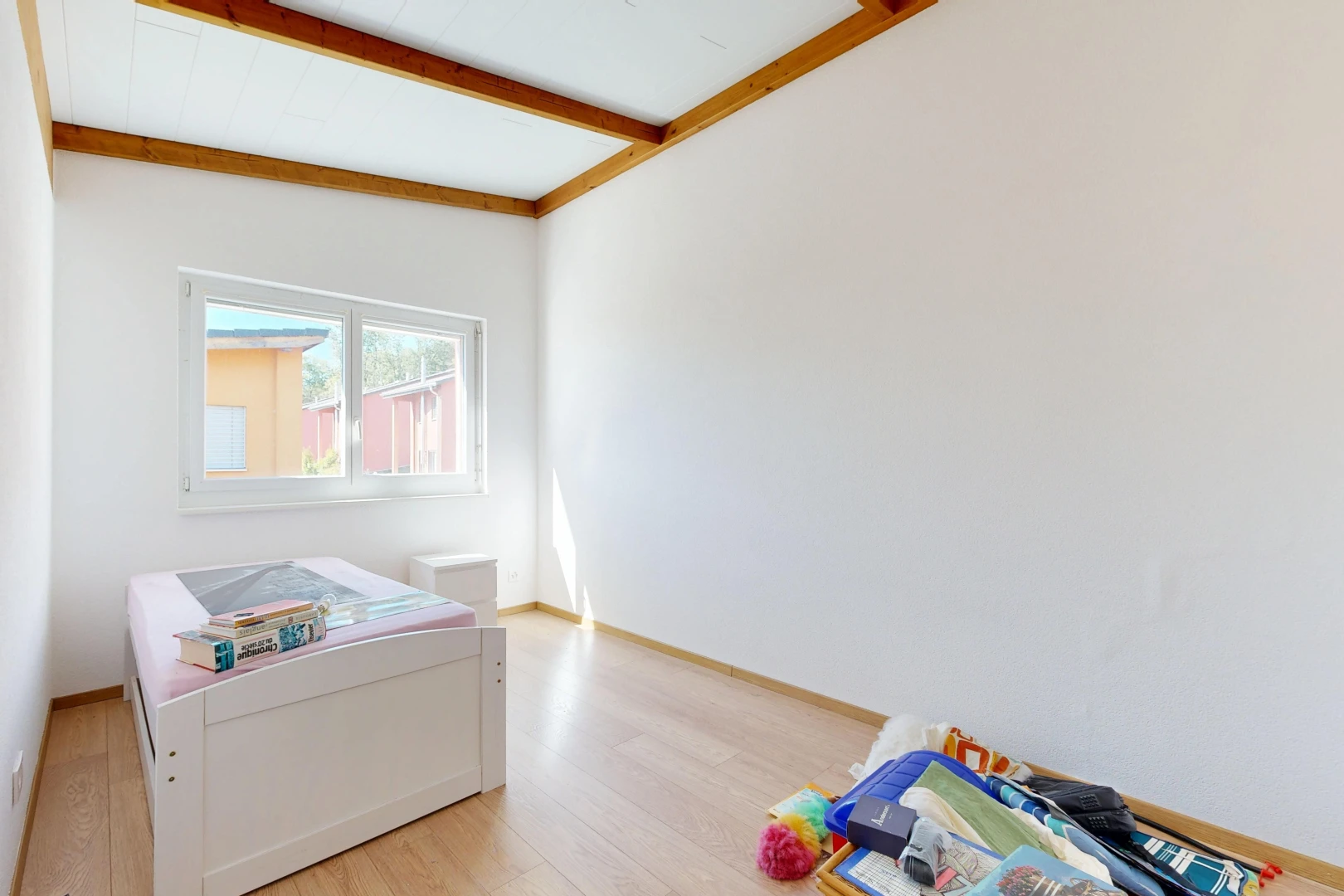 chambre avec beamed ceiling, plafond à poutres, drywall, cloison sèche, et wood finish floor