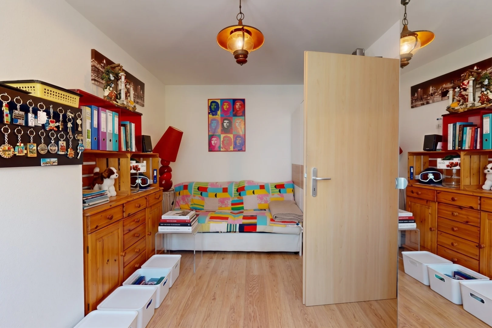 chambre avec éclairage suspendu, cloison sèche, drywall, inside property, et sol en finition bois