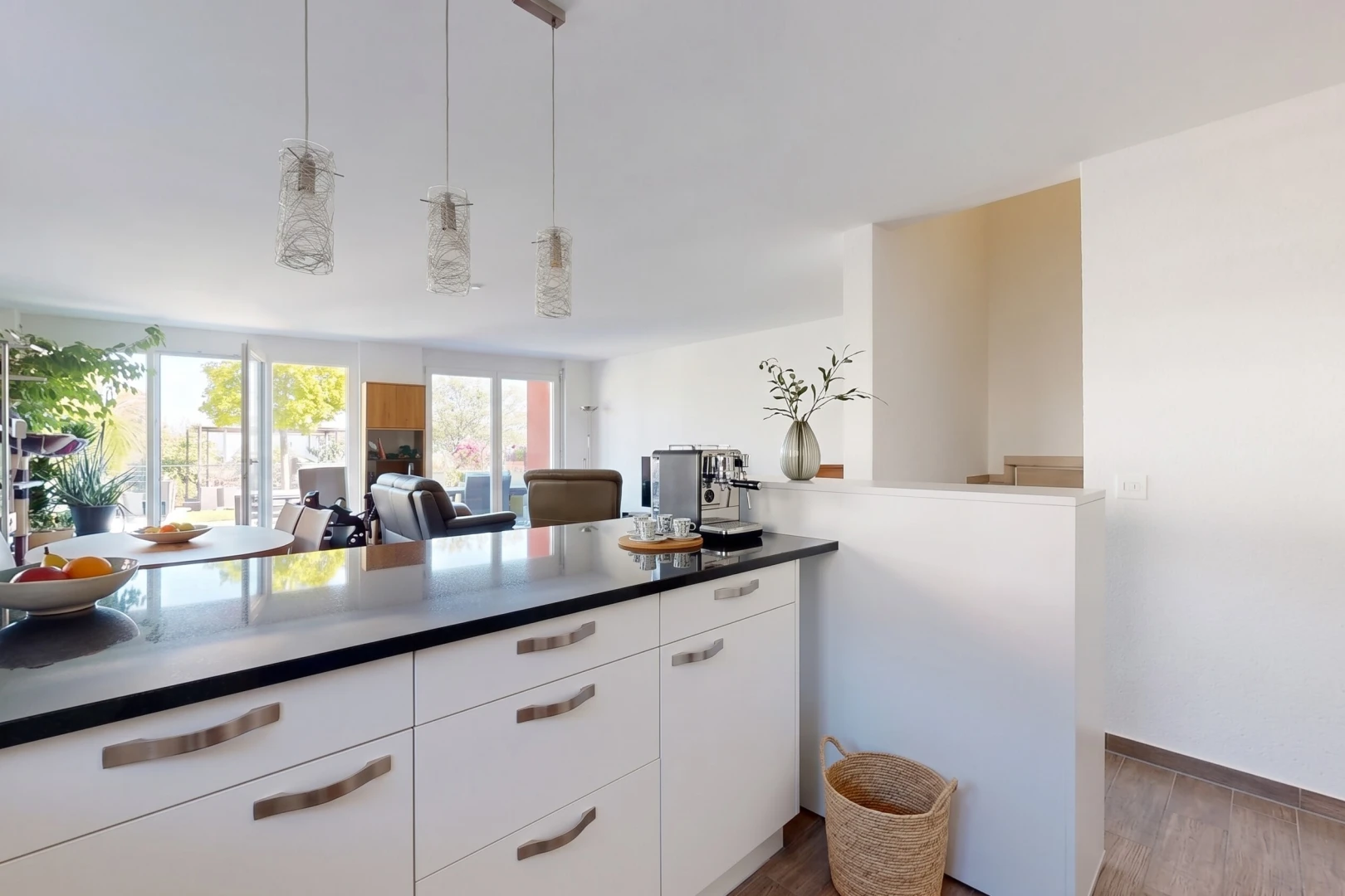 cuisine avec white cabinets, armoires blanches, éclairage suspendu, dark countertops, et plans de travail