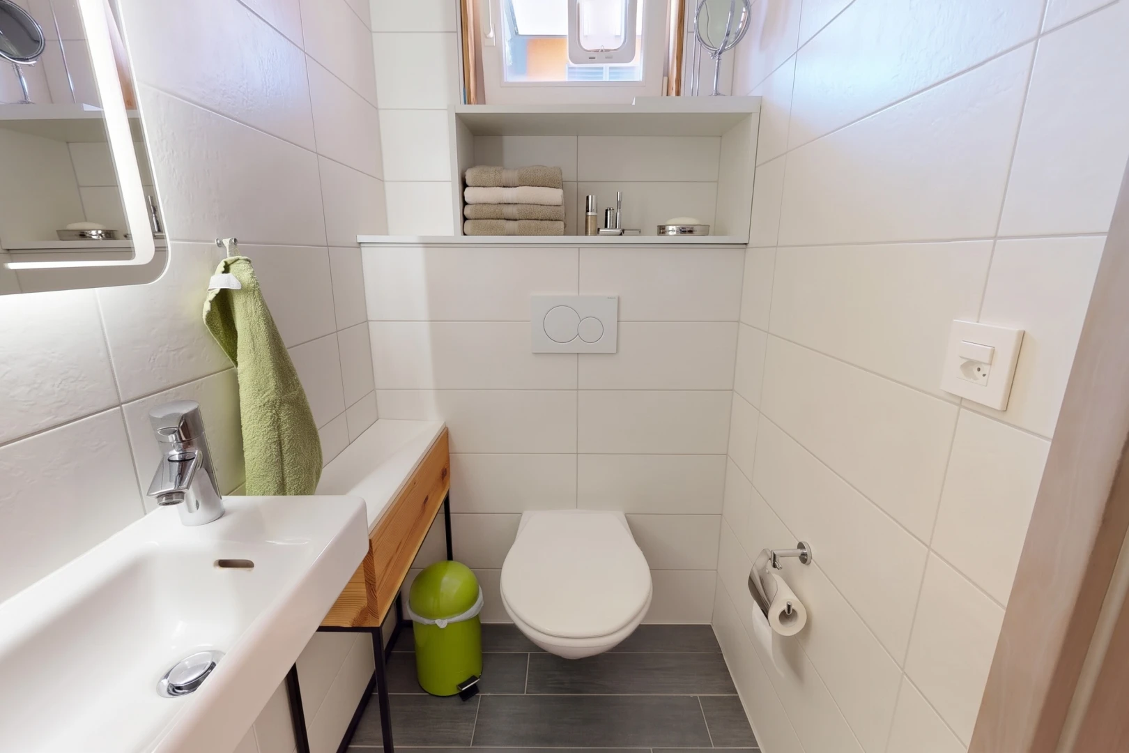 salle de bains avec évier, toilette, miroir, tile wall, et mur en carrelage