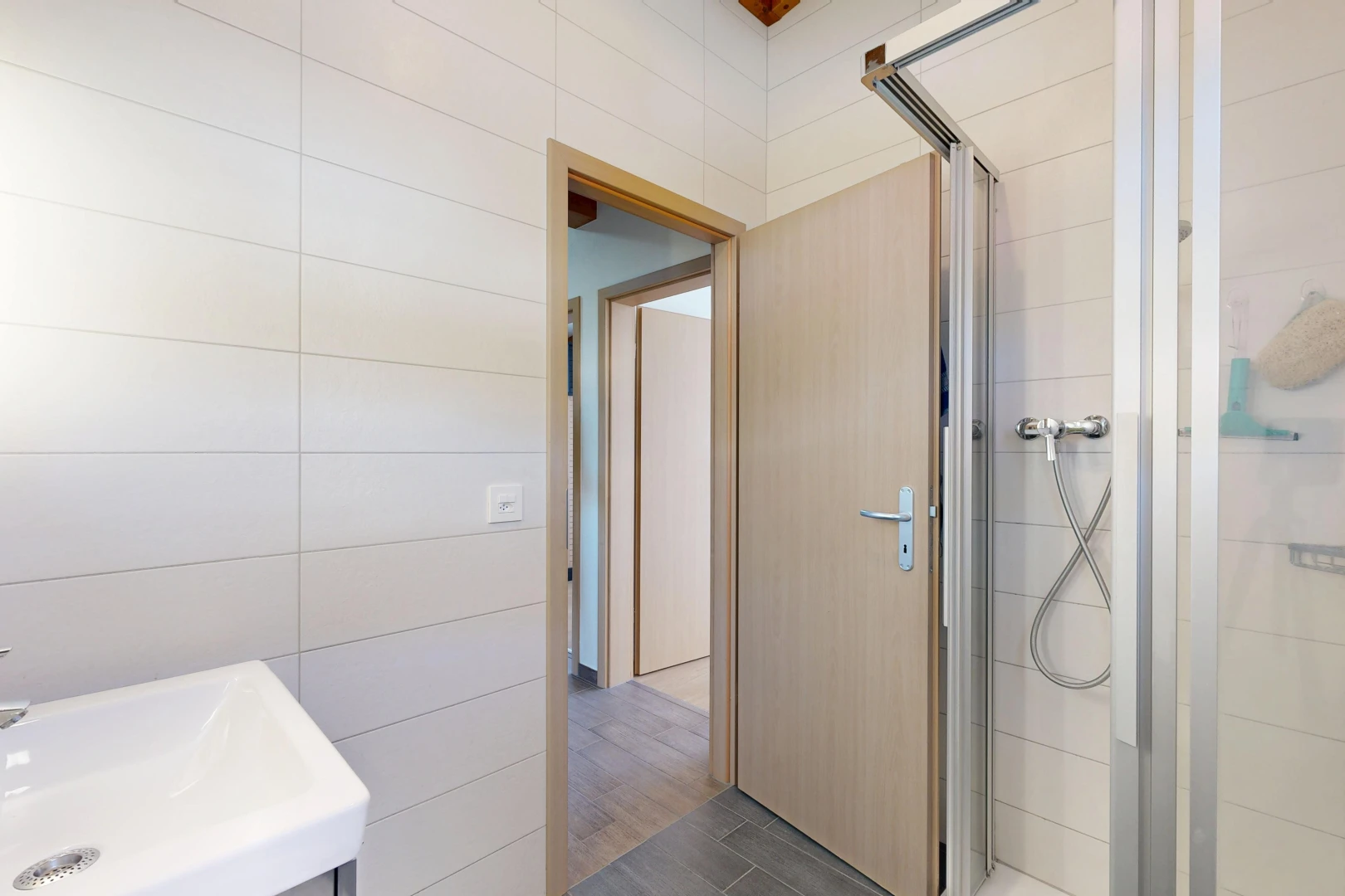 salle de bains avec douche, évier, salle de bain complète, et lavabo (ou coiffeuse selon le contexte)