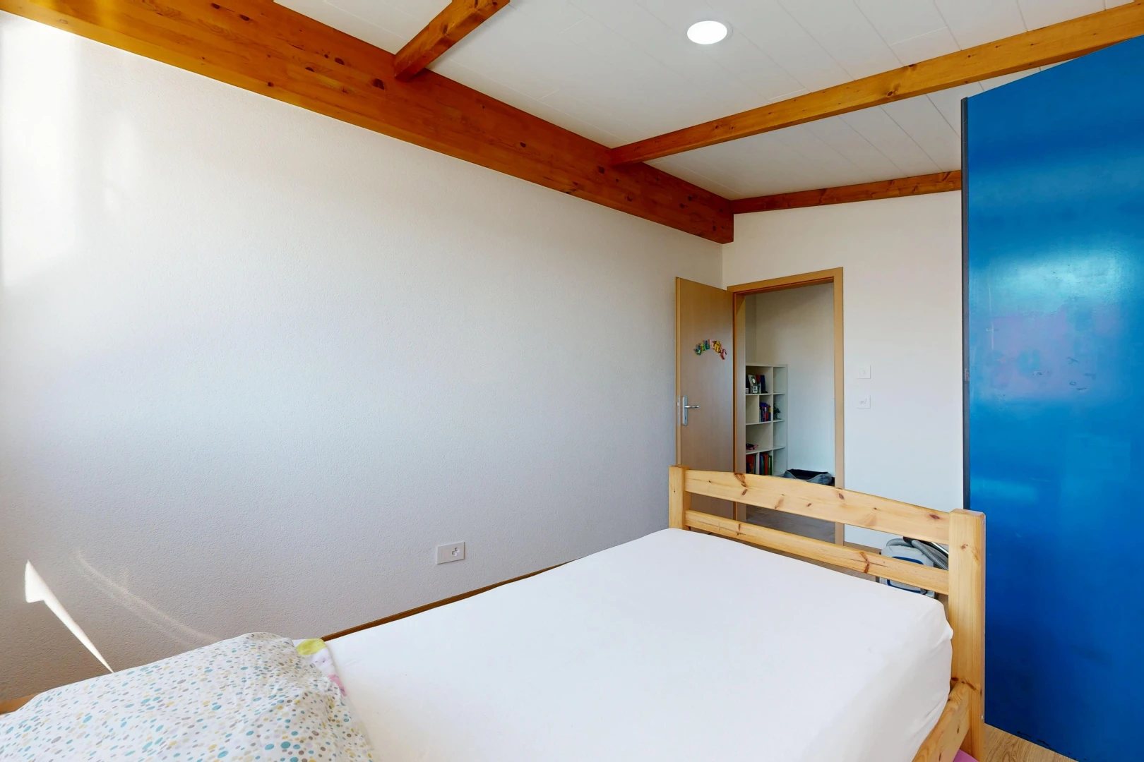 chambre avec éclairage encastré, beamed ceiling, plafond à poutres, drywall, et cloison sèche