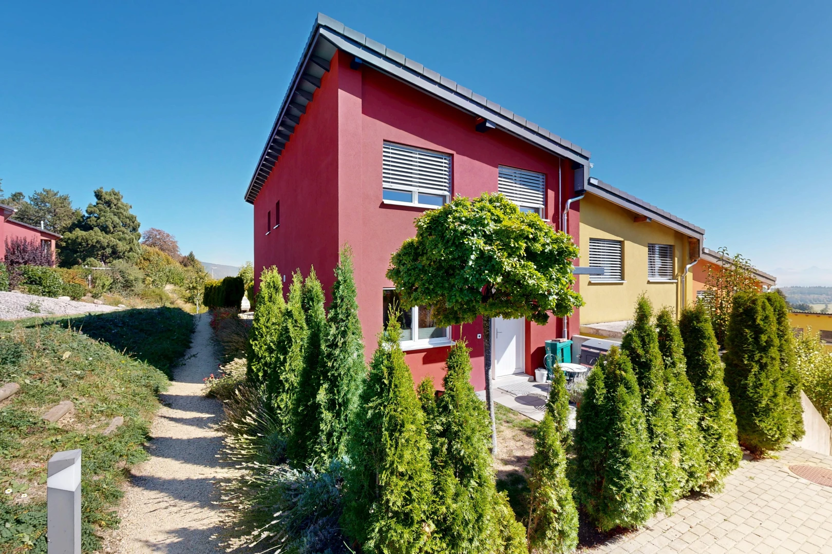 façade avec property visible, bardage en stuc, et day time