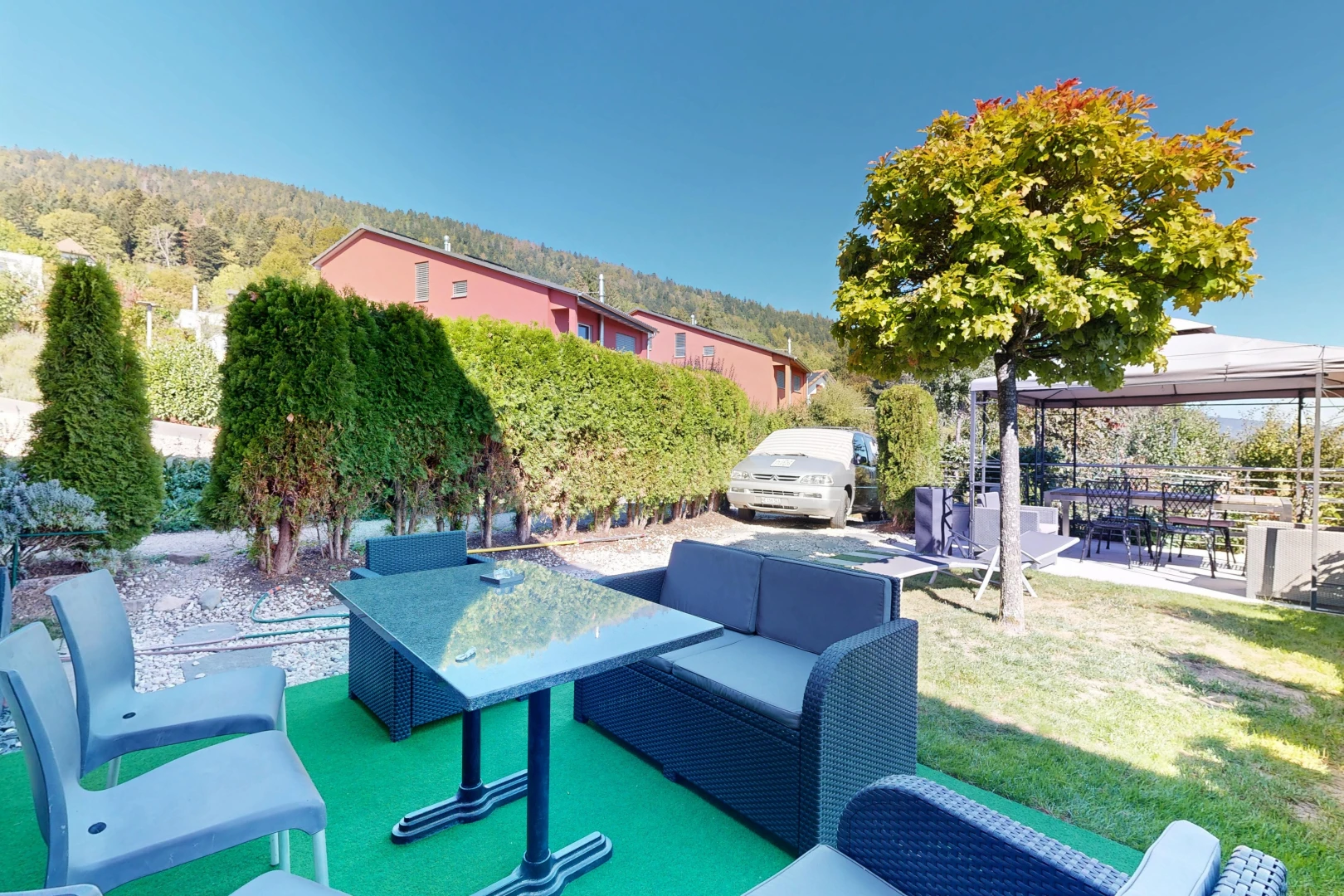 terrasse avec terrasse, espace de vie extérieur, day time, et coin repas extérieur