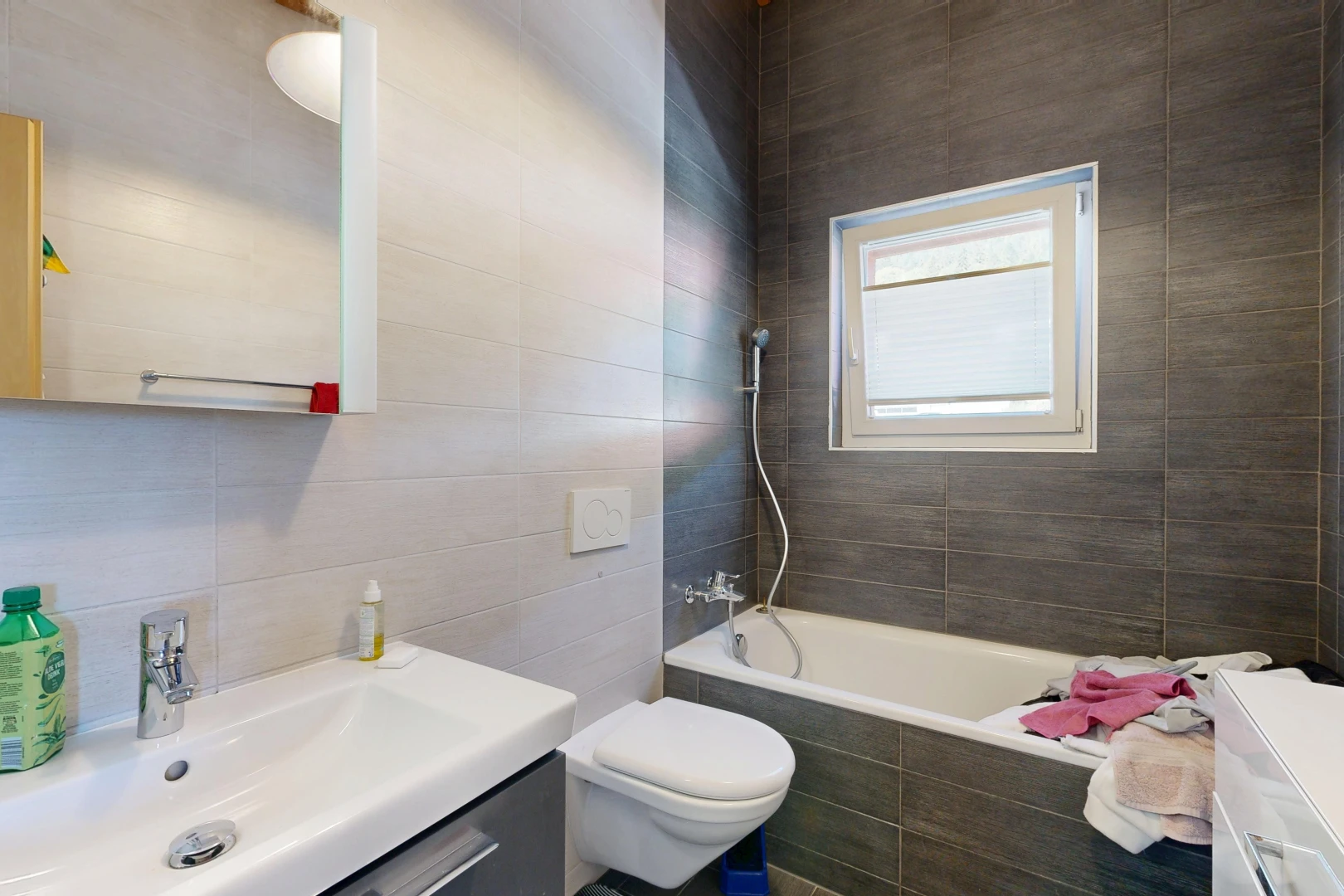salle de bains avec lavabo (ou coiffeuse selon le contexte), salle de bain complète, mur en carrelage, tile wall, et évier