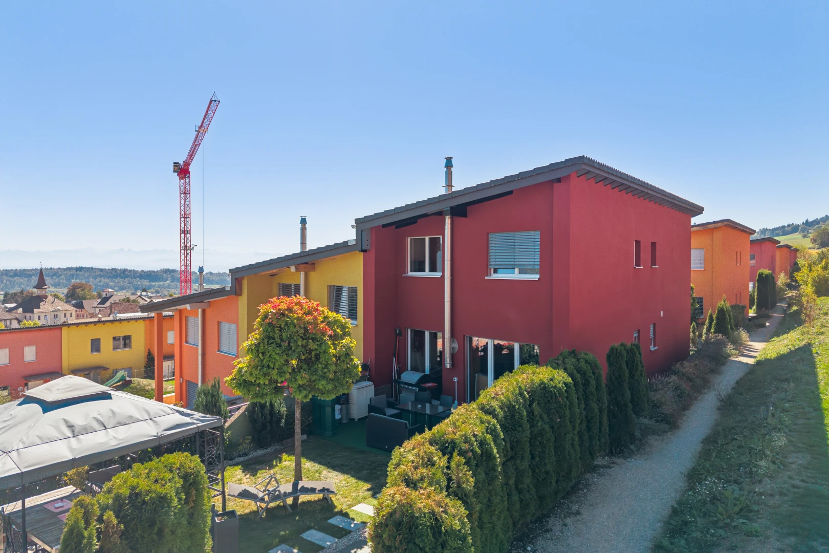 façade avec drone view, bardage en stuc, et day time