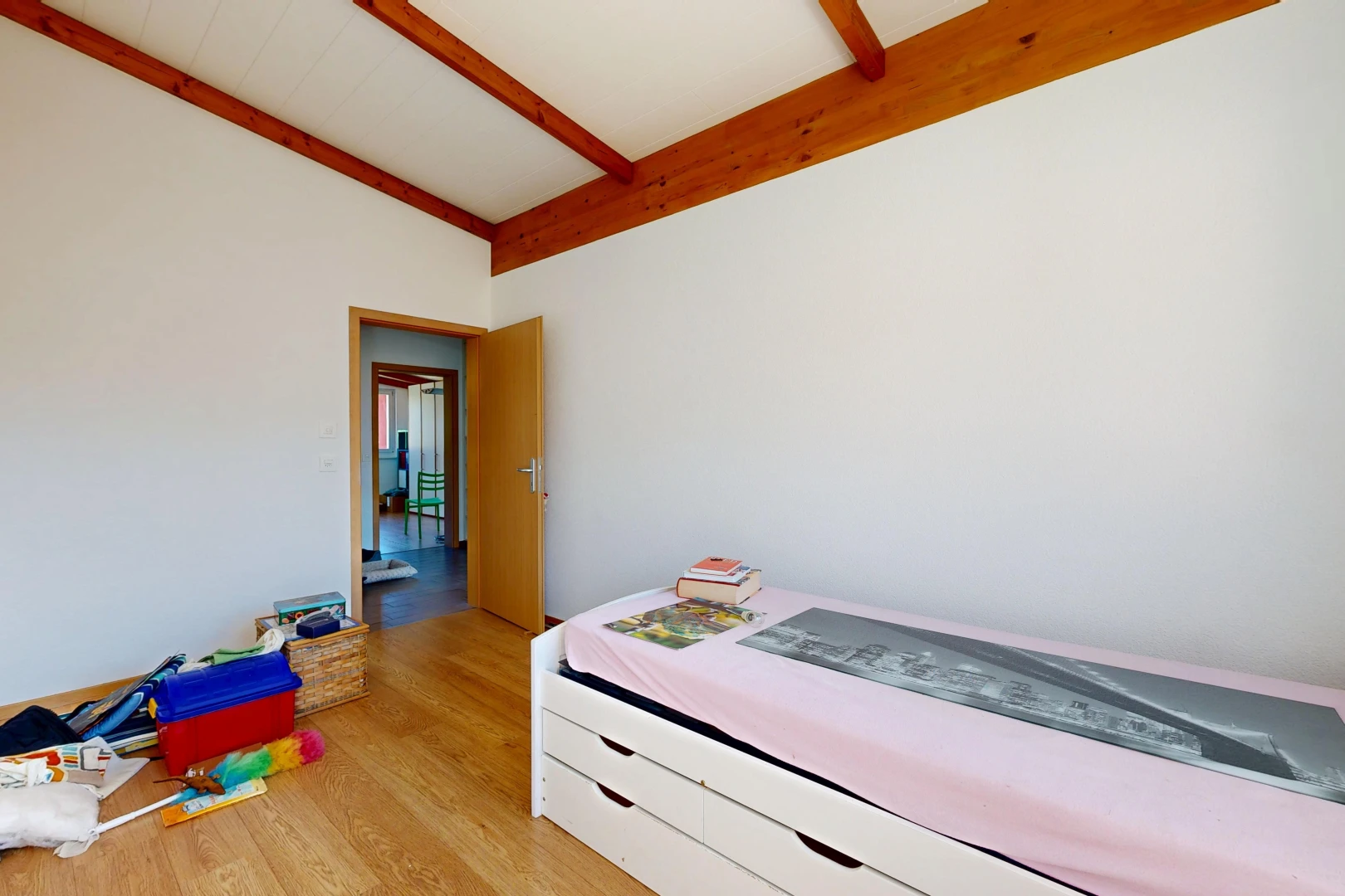 chambre avec vaulted ceiling, plafond voûté, beamed ceiling, plafond à poutres, et light floor