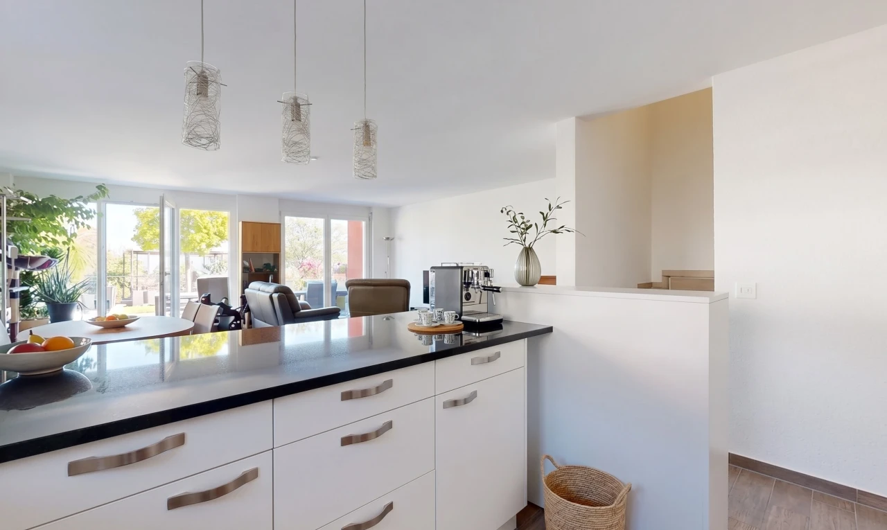 cuisine avec white cabinets, armoires blanches, éclairage suspendu, dark countertops, et plans de travail