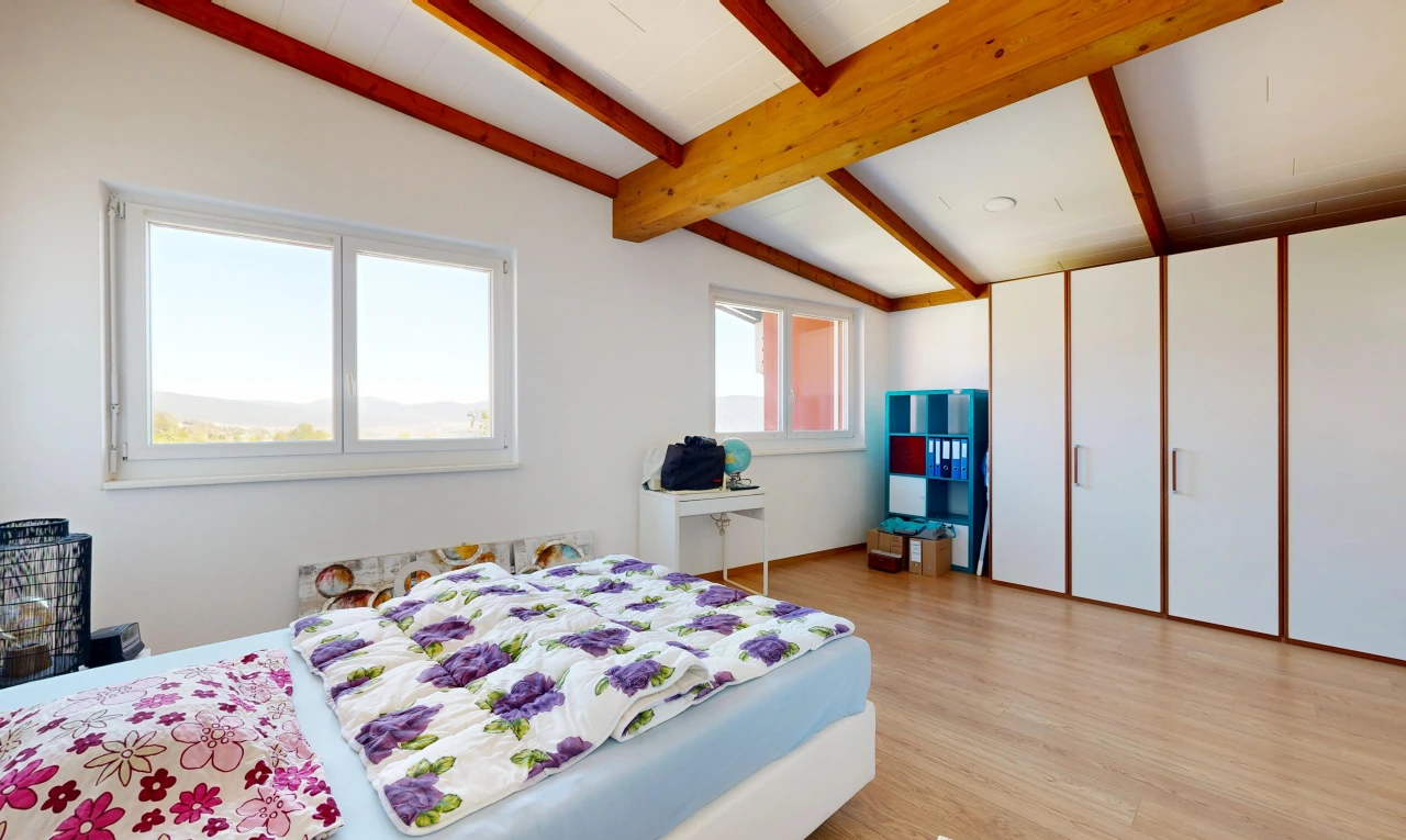 chambre avec vaulted ceiling, plafond voûté, beamed ceiling, plafond à poutres, et drywall