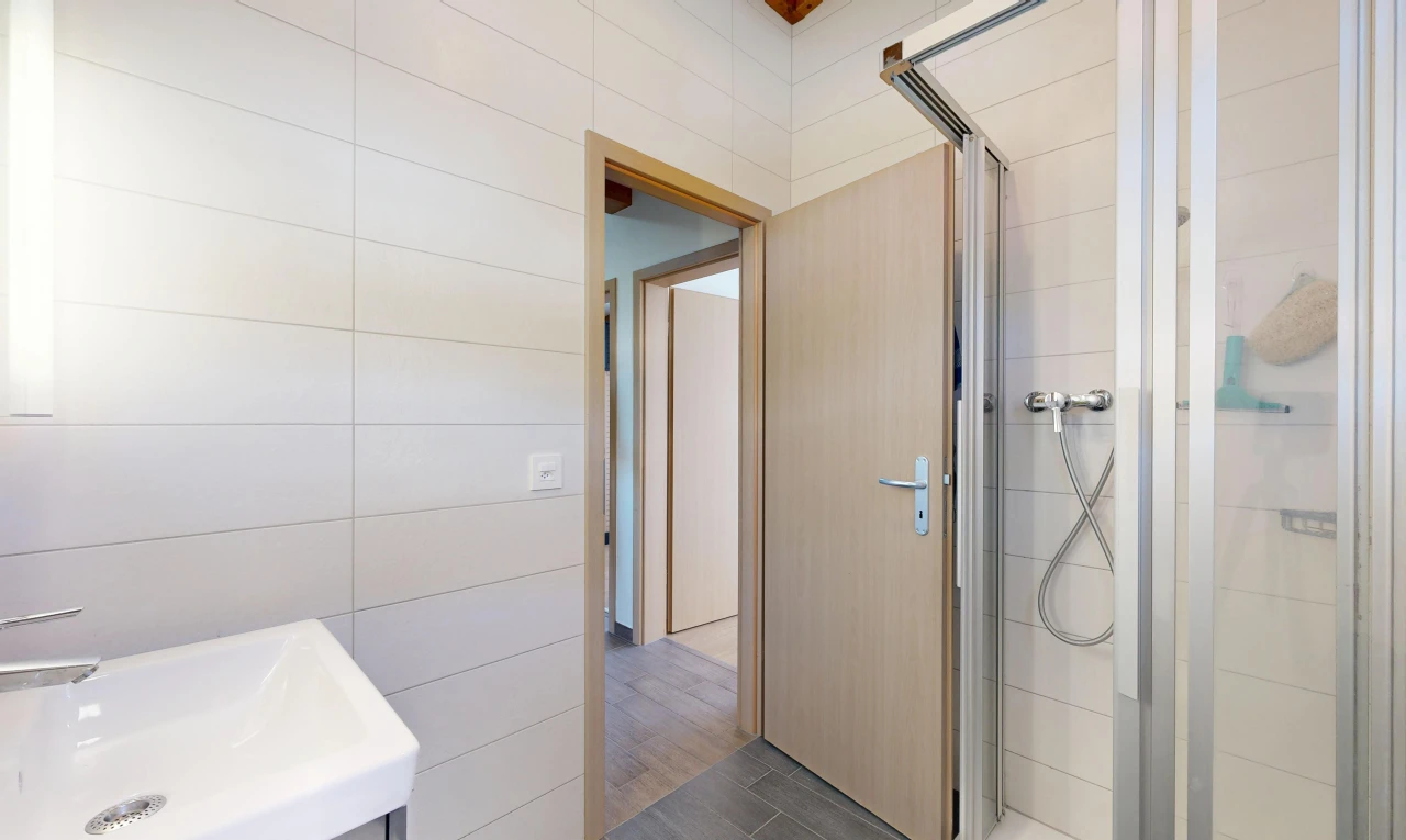 salle de bains avec douche, évier, salle de bain complète, et lavabo (ou coiffeuse selon le contexte)