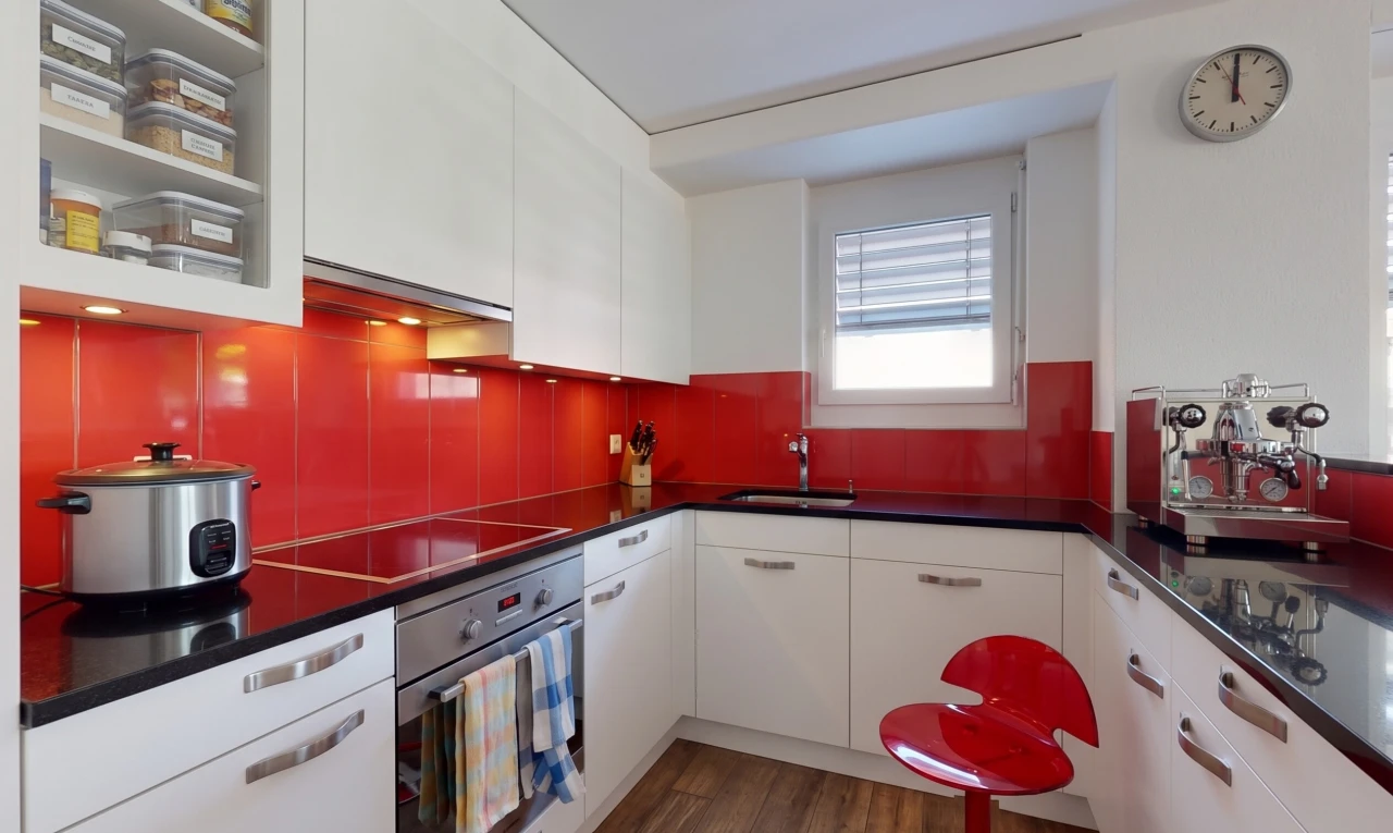 cuisine avec dark countertops, four, hotte, évier, et dark floor