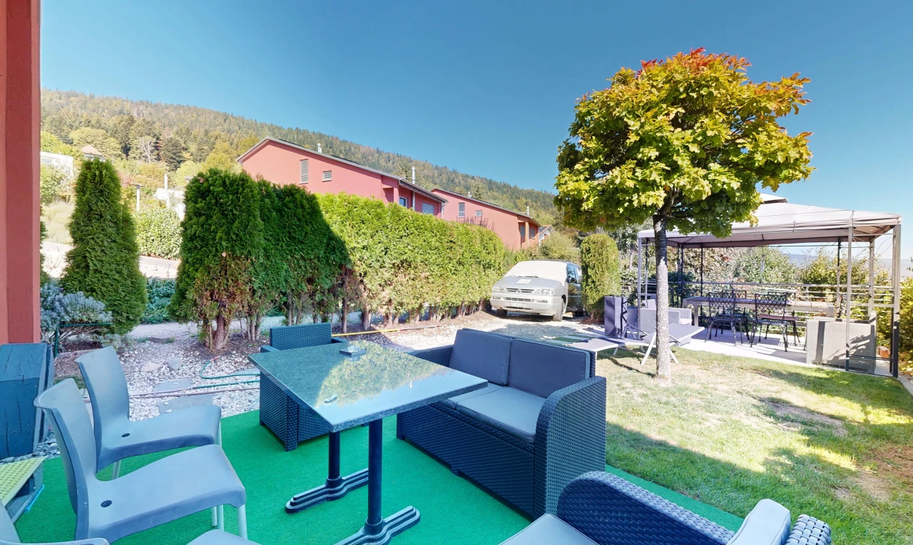 terrasse avec terrasse, espace de vie extérieur, day time, et coin repas extérieur