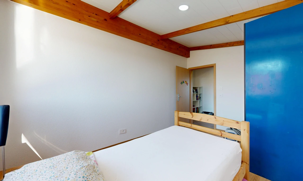 chambre avec éclairage encastré, beamed ceiling, plafond à poutres, drywall, et cloison sèche