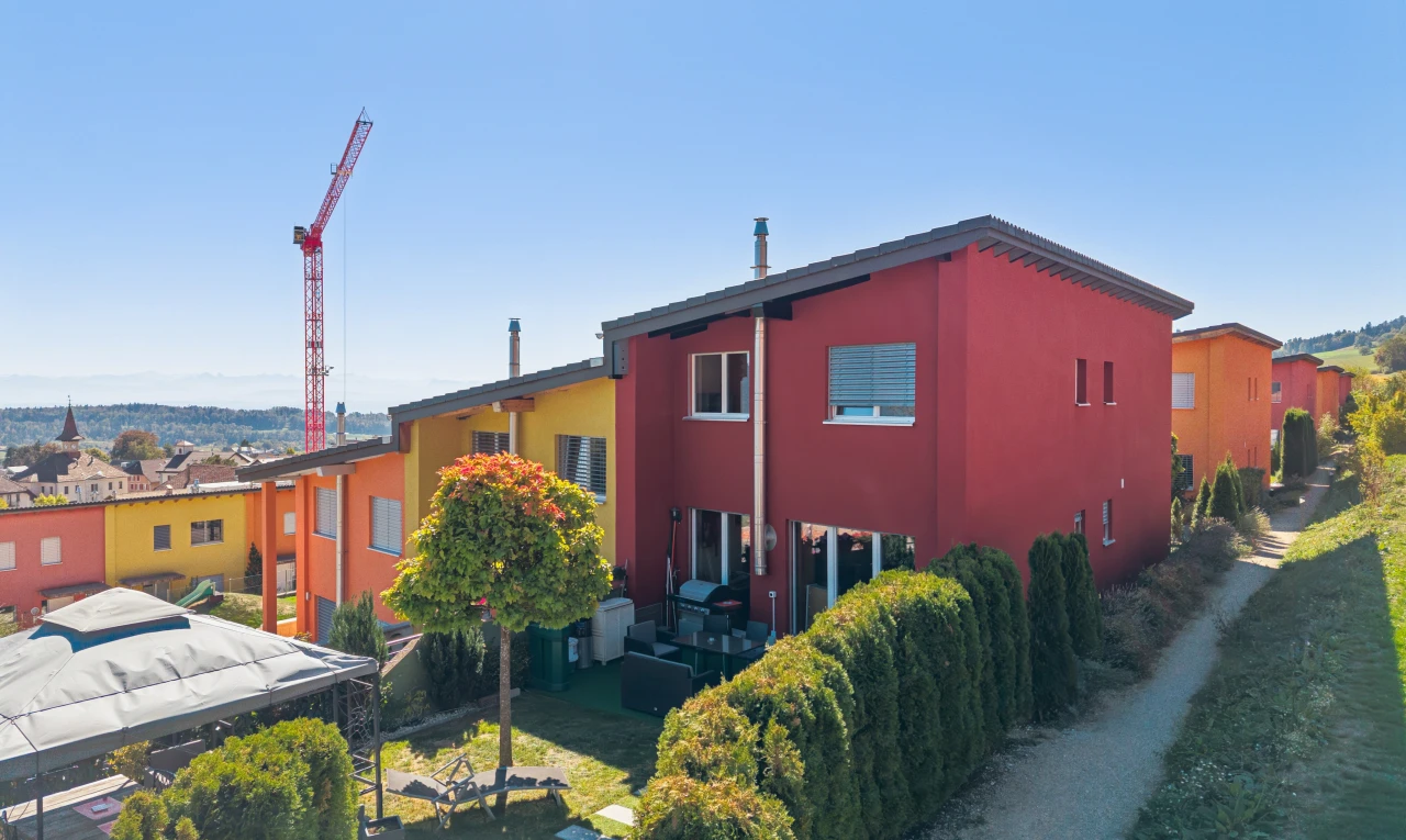 façade avec drone view, bardage en stuc, et day time