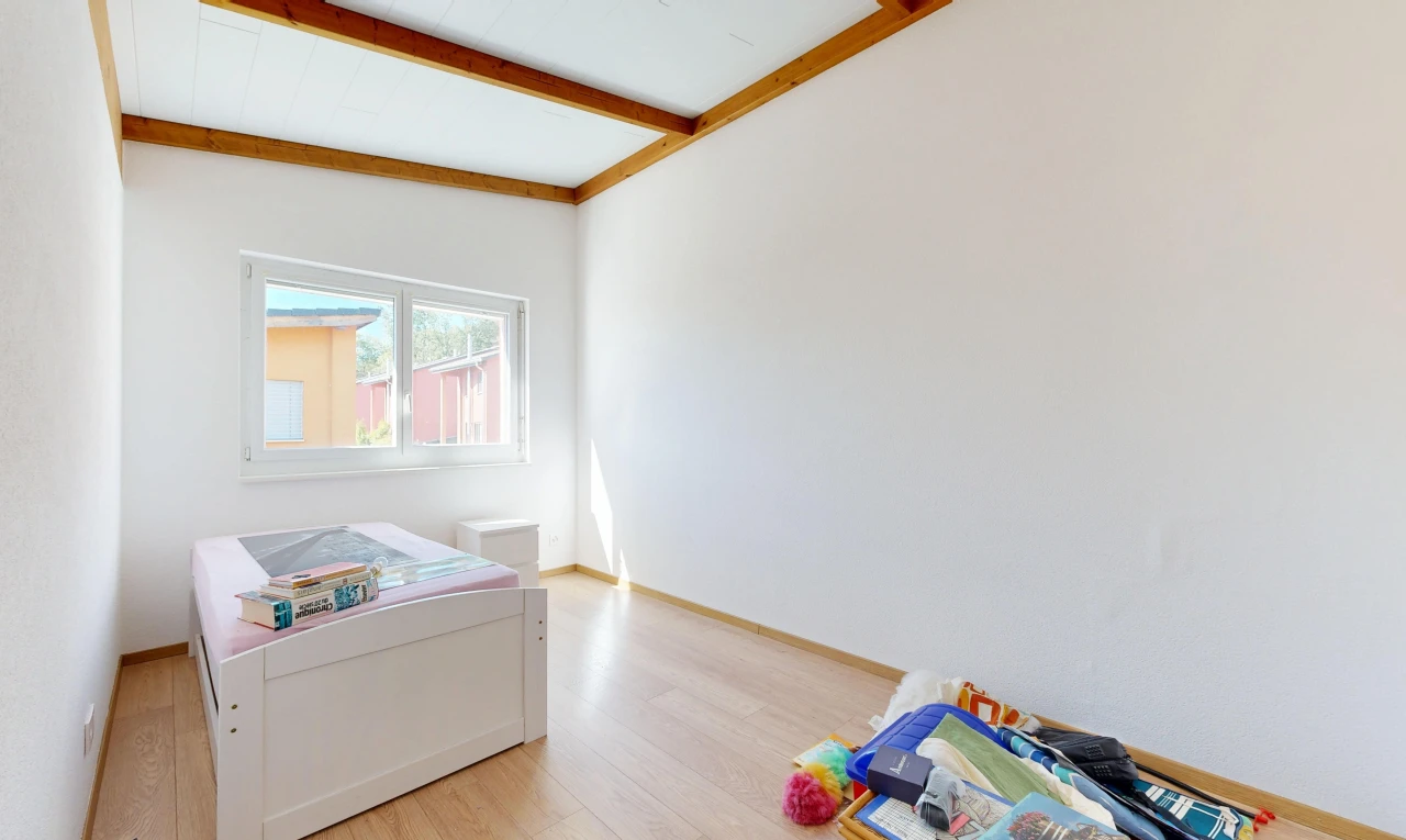 chambre avec beamed ceiling, plafond à poutres, drywall, cloison sèche, et wood finish floor