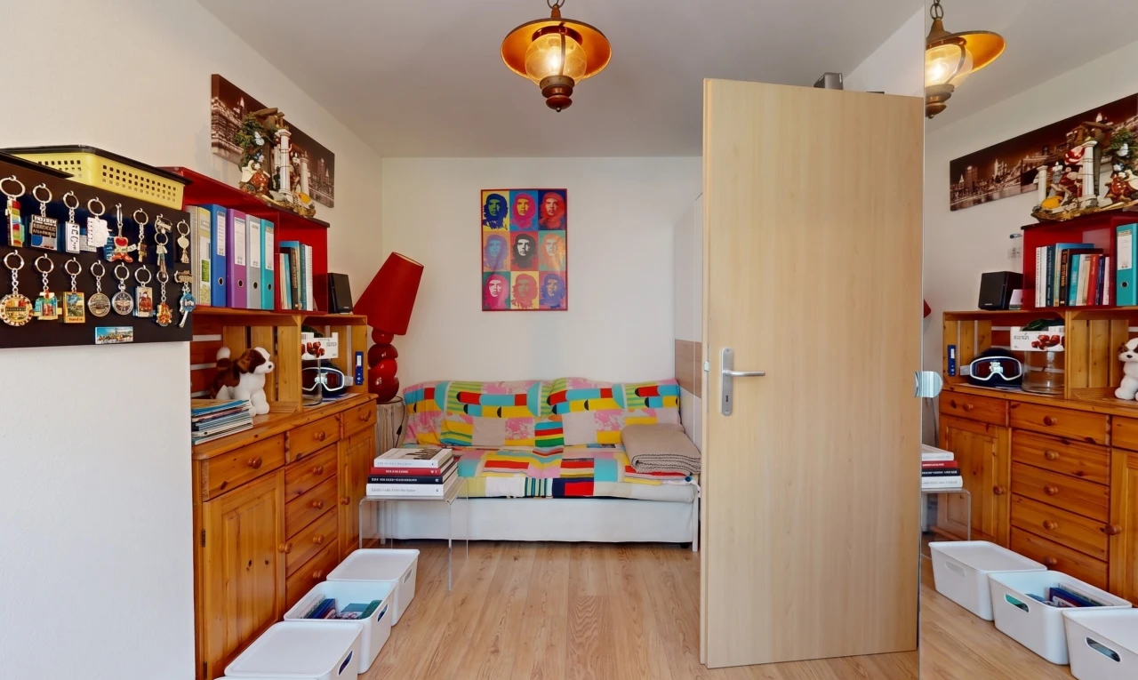 chambre avec éclairage suspendu, cloison sèche, drywall, inside property, et sol en finition bois