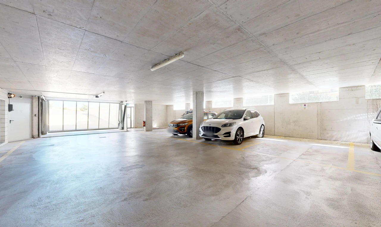 parking avec parking souterrain, lumière naturelle, et inside community
