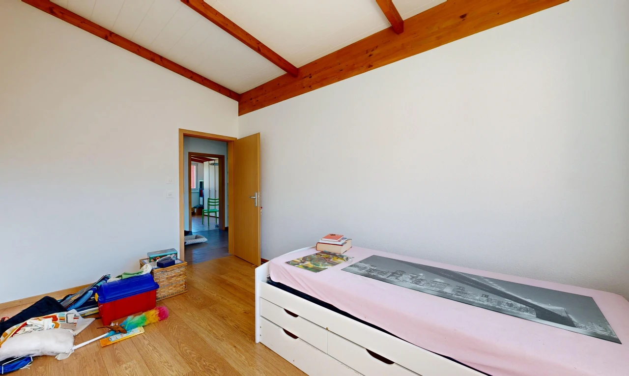 chambre avec vaulted ceiling, plafond voûté, beamed ceiling, plafond à poutres, et light floor