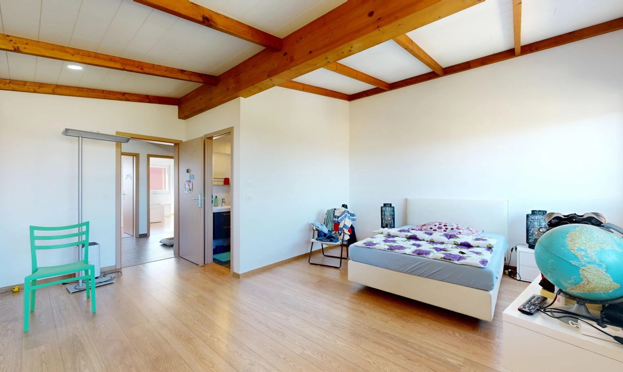 chambre avec vaulted ceiling, plafond voûté, drywall, cloison sèche, et beamed ceiling