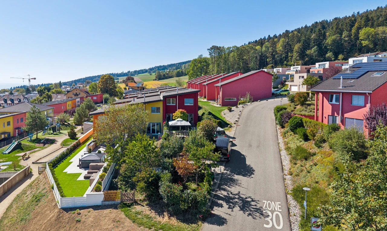 extérieur du bâtiment avec drone view, residential view, vue résidentielle, day time, et neighborhood view