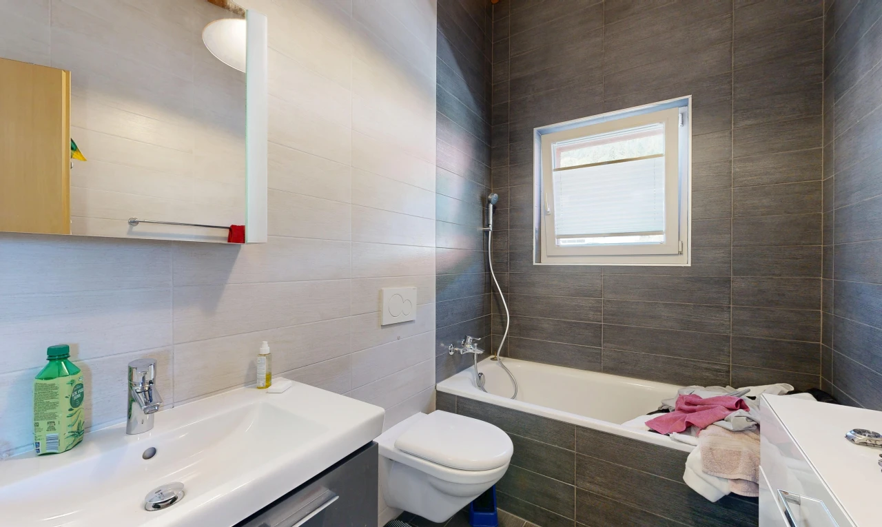 salle de bains avec lavabo (ou coiffeuse selon le contexte), salle de bain complète, mur en carrelage, tile wall, et évier