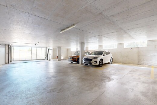 parking avec parking souterrain, lumière naturelle, et inside community