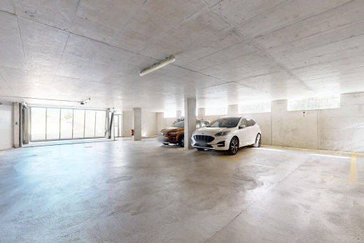 parking avec parking souterrain, lumière naturelle, et inside community