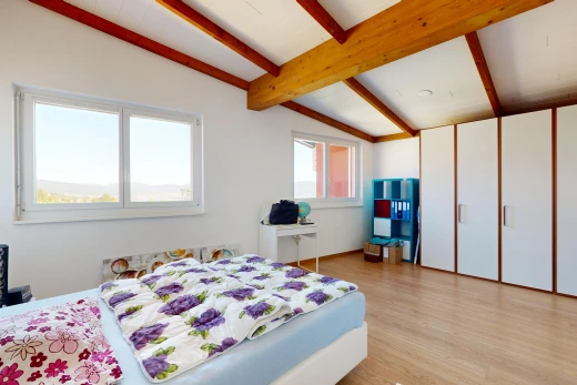 chambre avec vaulted ceiling, plafond voûté, beamed ceiling, plafond à poutres, et drywall
