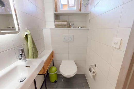 salle de bains avec évier, toilette, miroir, tile wall, et mur en carrelage
