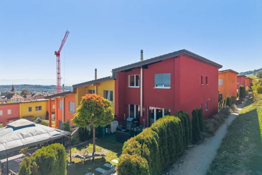 façade avec drone view, bardage en stuc, et day time