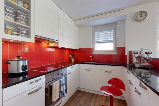 cuisine avec dark countertops, four, hotte, évier, et dark floor