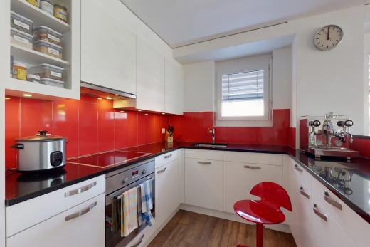 cuisine avec dark countertops, four, hotte, évier, et dark floor