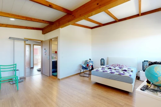 chambre avec vaulted ceiling, plafond voûté, drywall, cloison sèche, et beamed ceiling